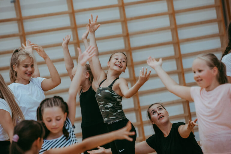 I181-Dance4Fun_NYKYTANSSI_Poseeraus - foto Milla Vahtila